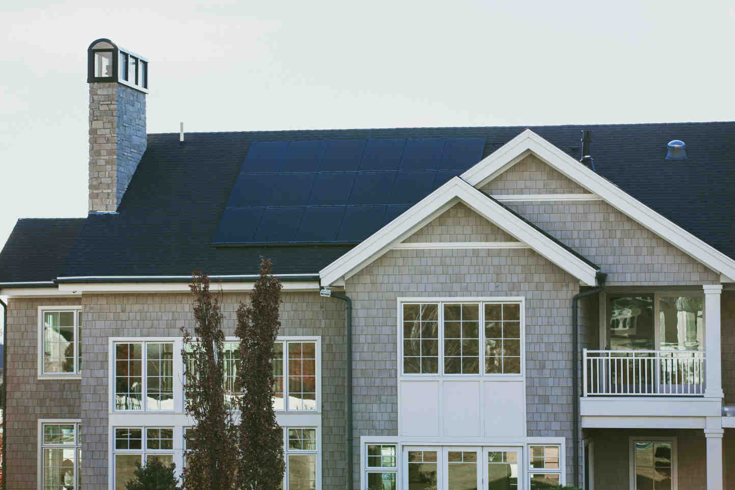 Solar tax credit, house with rooftop solar panels